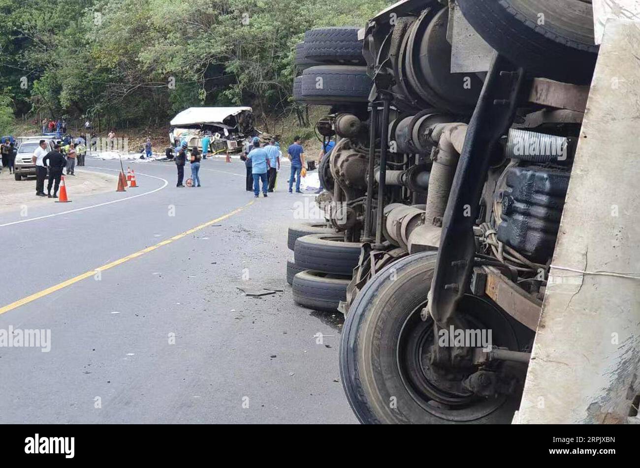 191222 -- ZACAPA, 22 dicembre 2019 -- questa immagine scattata con un dispositivo mobile mostra il luogo di collisione di un autobus e di un trattore-rimorchio nel dipartimento di Zacapa, Guatemala nord-orientale, 21 dicembre 2019. Almeno 21 persone sono morte dopo che un autobus si è scontrato con un trattore-rimorchio sabato nel dipartimento nordorientale di Zacapa, Guatemala, ha annunciato la Miniy pubblica della nazione. /Xinhua GUATEMALA-ZACAPA-INCIDENTE-BUS STR PUBLICATIONxNOTxINxCHN Foto Stock