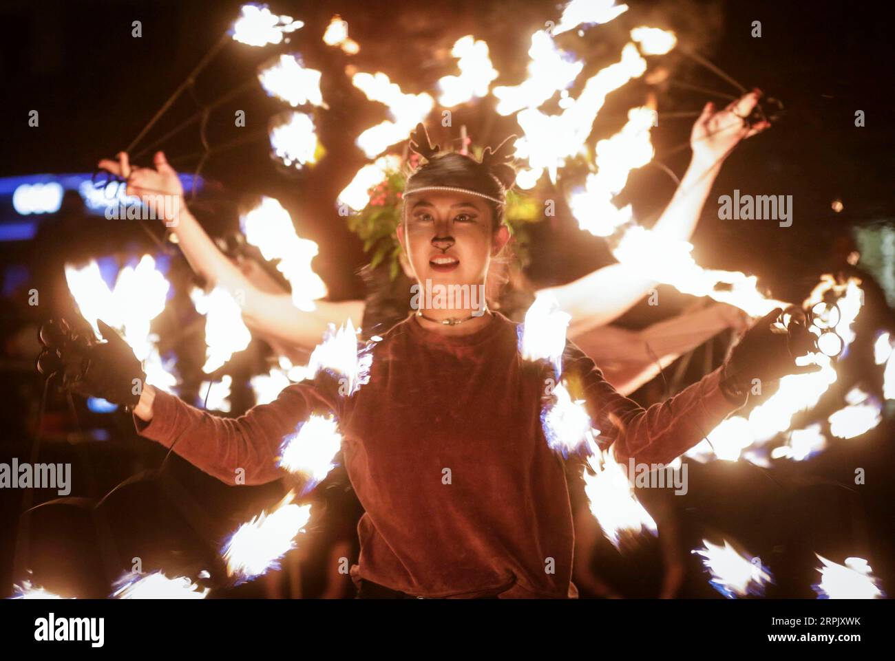 191222 -- VANCOUVER, 22 dicembre 2019 -- Una donna esegue la danza del fuoco durante il Winter Solstice Festival a Vancouver, Canada, 21 dicembre 2019 foto di Liang Sen/Xinhua CANADA-VANCOUVER-WINTER SOLSTICE FESTIVAL LixBaodong PUBLICATIONxNOTxINxCHN Foto Stock