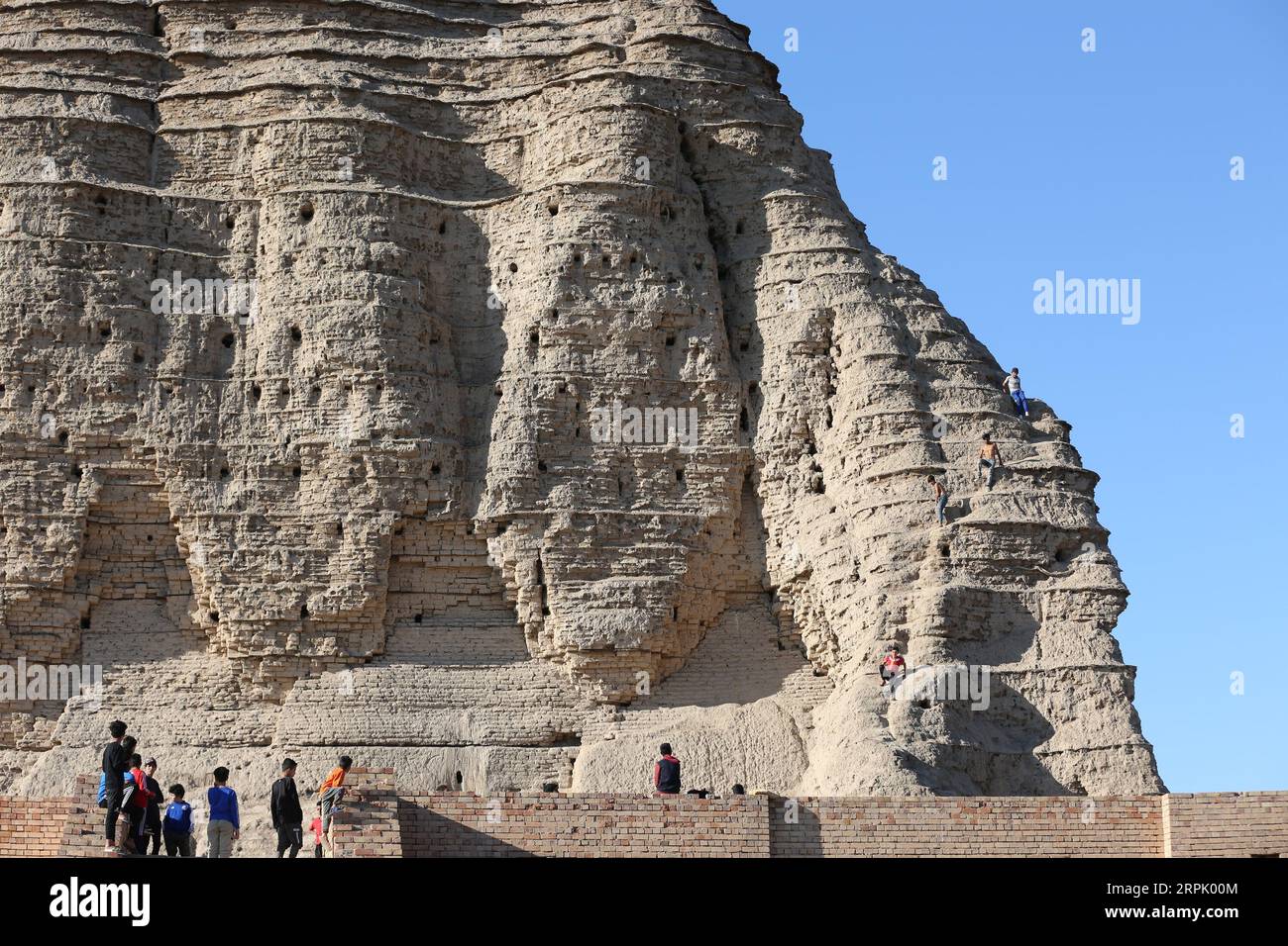 191223 -- BAGHDAD, 23 dicembre 2019 -- foto scattata il 20 dicembre 2019 mostra il grande ziggurat nell'antico sito di Dur Kurigalzu nella periferia occidentale di Baghdad, Iraq. Il sito di Dur Kurigalzu, che significa castello di Kurigalzu in arabo, si trova a circa 30 chilometri a ovest di Baghdad. Il grande ziggurat qui era un tempo un tempio e ora è una destinazione turistica per le persone nei fine settimana. Khalil Dawood IRAQ-BAGHDAD-DUR KURIGALZU-ANCIENT SITE BaixPing PUBLICATIONxNOTxINxCHN Foto Stock