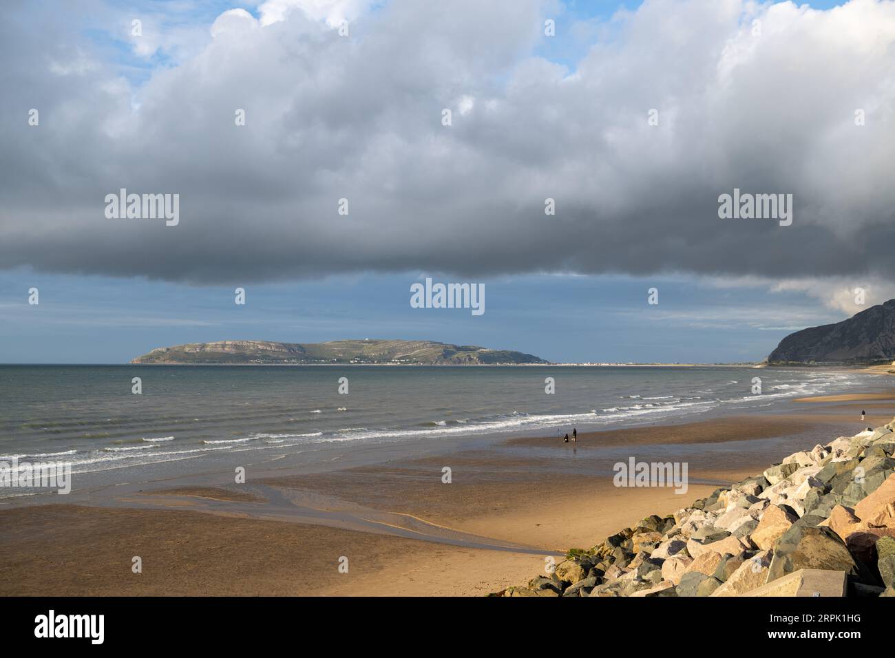 Spiaggia a Penmaenmawr nel Galles del Nord, guardando verso Llandudno e il Great orme, in una piacevole serata estiva. Foto Stock