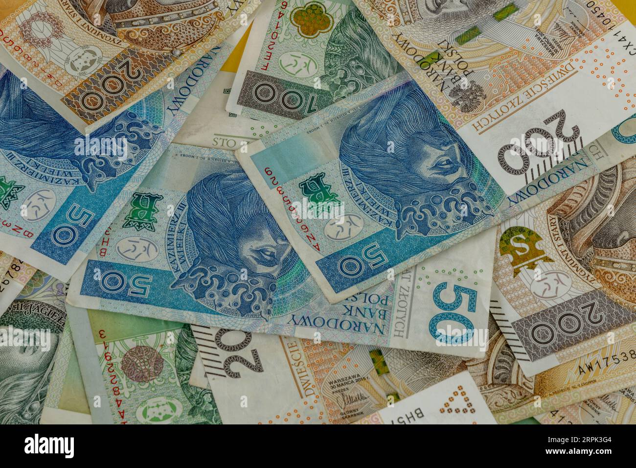 Denaro sul tavolo, banconote centoduecento zloty in Polonia Foto Stock