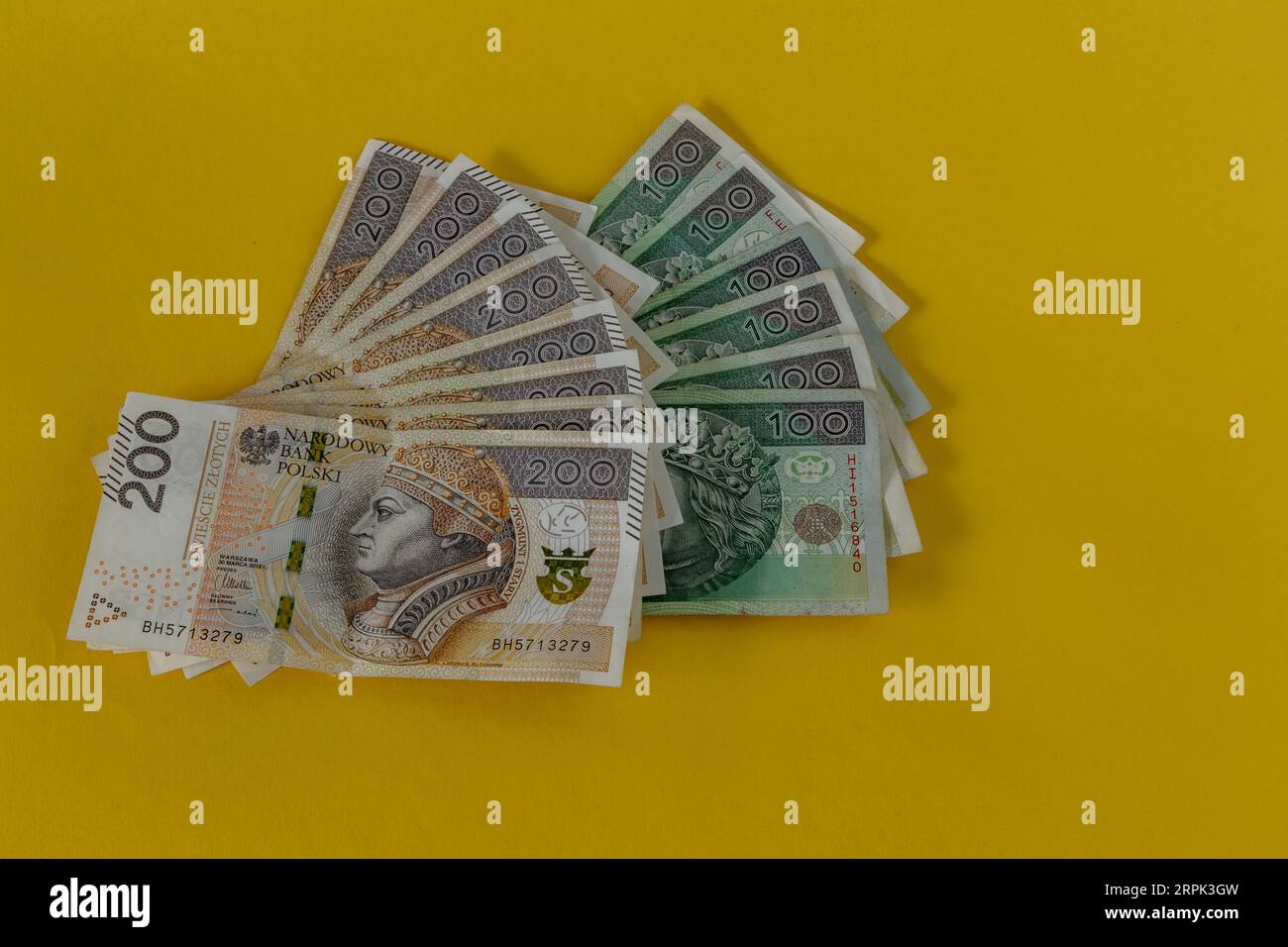 Denaro sul tavolo, banconote centoduecento zloty in Polonia Foto Stock