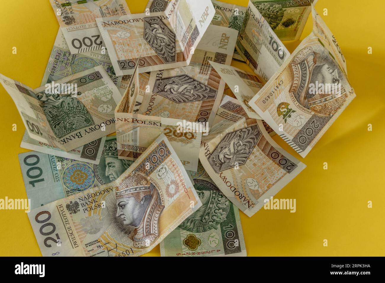 Denaro sul tavolo, banconote centoduecento zloty in Polonia Foto Stock