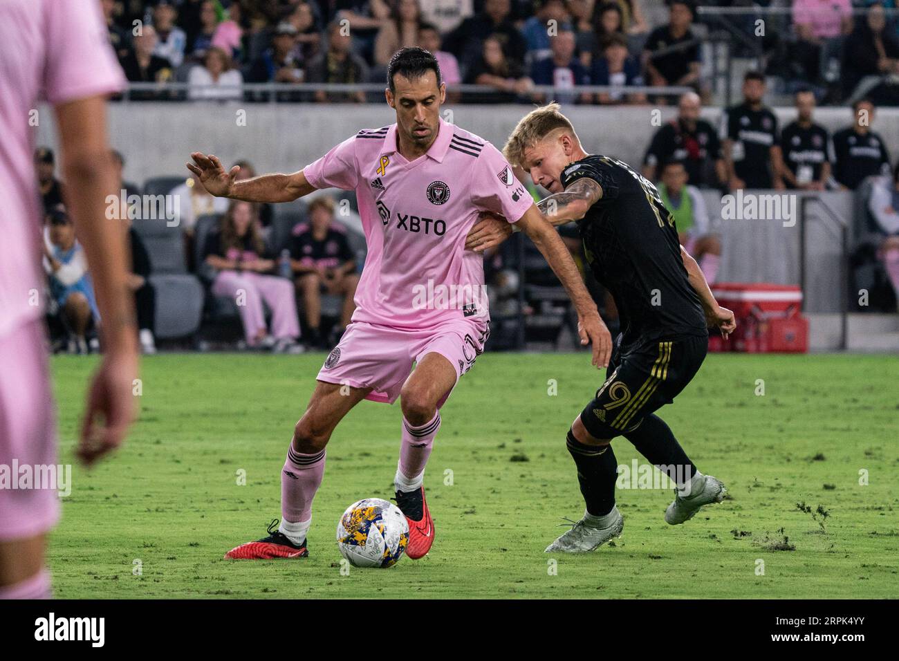 Sergio Busquets (5), centrocampista dell'Inter Miami, è difeso dal centrocampista del LAFC Mateusz Bogusz (19) durante una partita MLS, domenica 3 settembre 2023, al BM Foto Stock