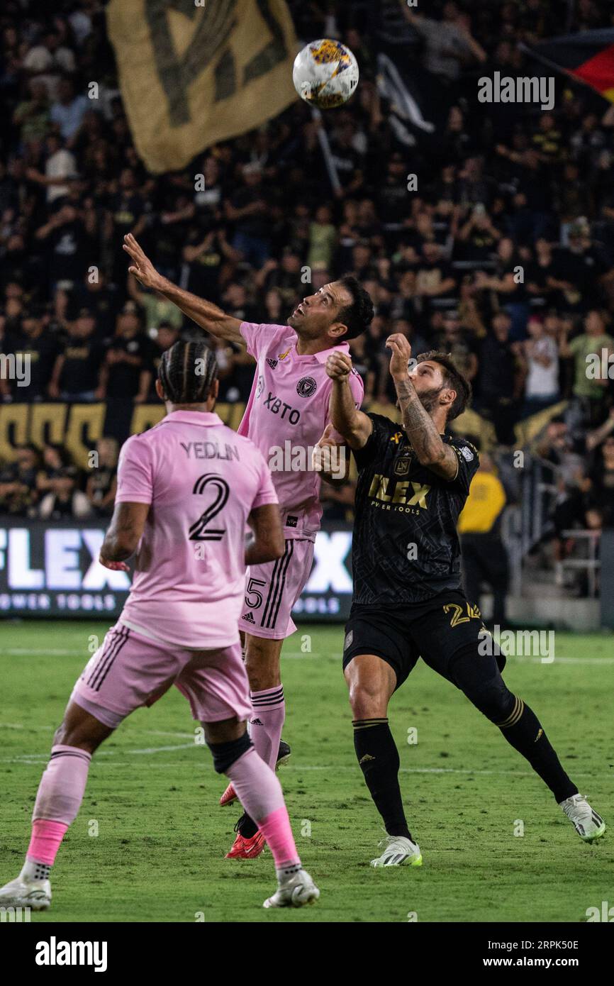 Il centrocampista Sergio Busquets (5) e il centrocampista del LAFC Ryan Hollingshead (24) combattono per il possesso durante una partita MLS, domenica 3 settembre 2 Foto Stock