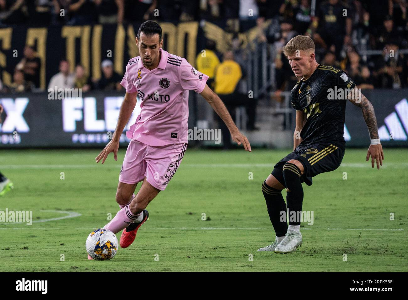 Sergio Busquets (5), centrocampista dell'Inter Miami, è difeso dal centrocampista del LAFC Mateusz Bogusz (19) durante una partita MLS, domenica 3 settembre 2023, al BM Foto Stock