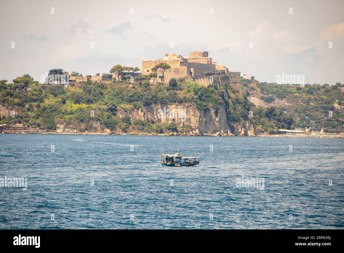 Il castello aragonese di Baia visto dal golfo di Pozzuoli Foto Stock