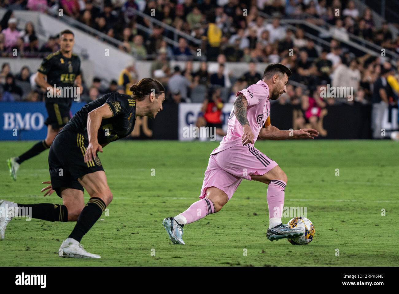 L'attaccante dell'Inter Miami Lionel messi (10) supera il centrocampista del LAFC Ilie Sánchez (6) durante una partita della MLS, domenica 3 settembre 2023, al BMO Stadium, in Foto Stock