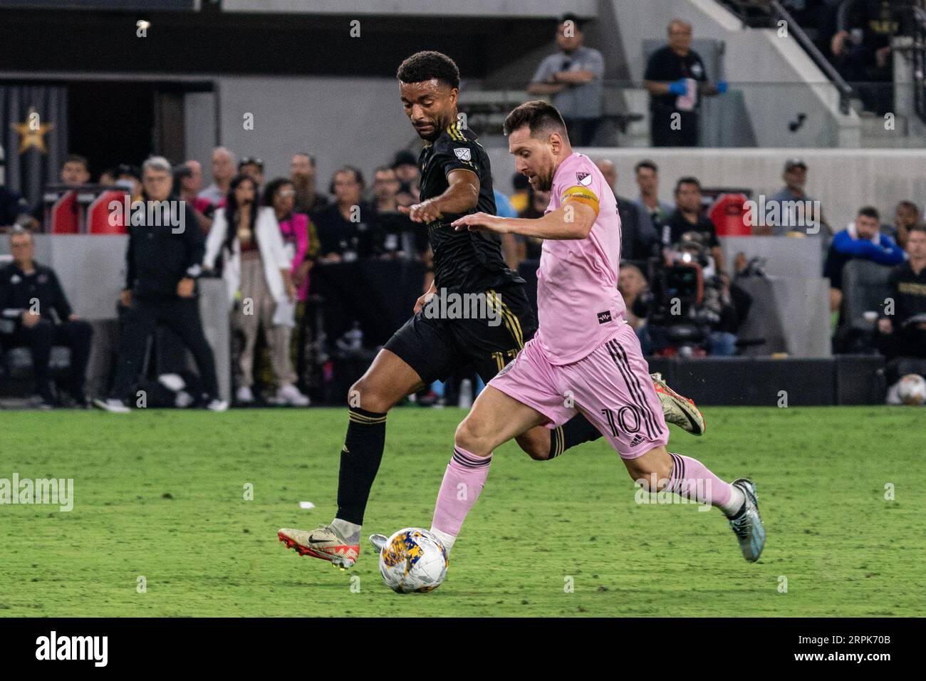 L'attaccante dell'Inter Miami Lionel messi (10) è difeso dal centrocampista del LAFC Timothy Tillman (11) durante una partita della MLS, domenica 3 settembre 2023, al BMO St Foto Stock