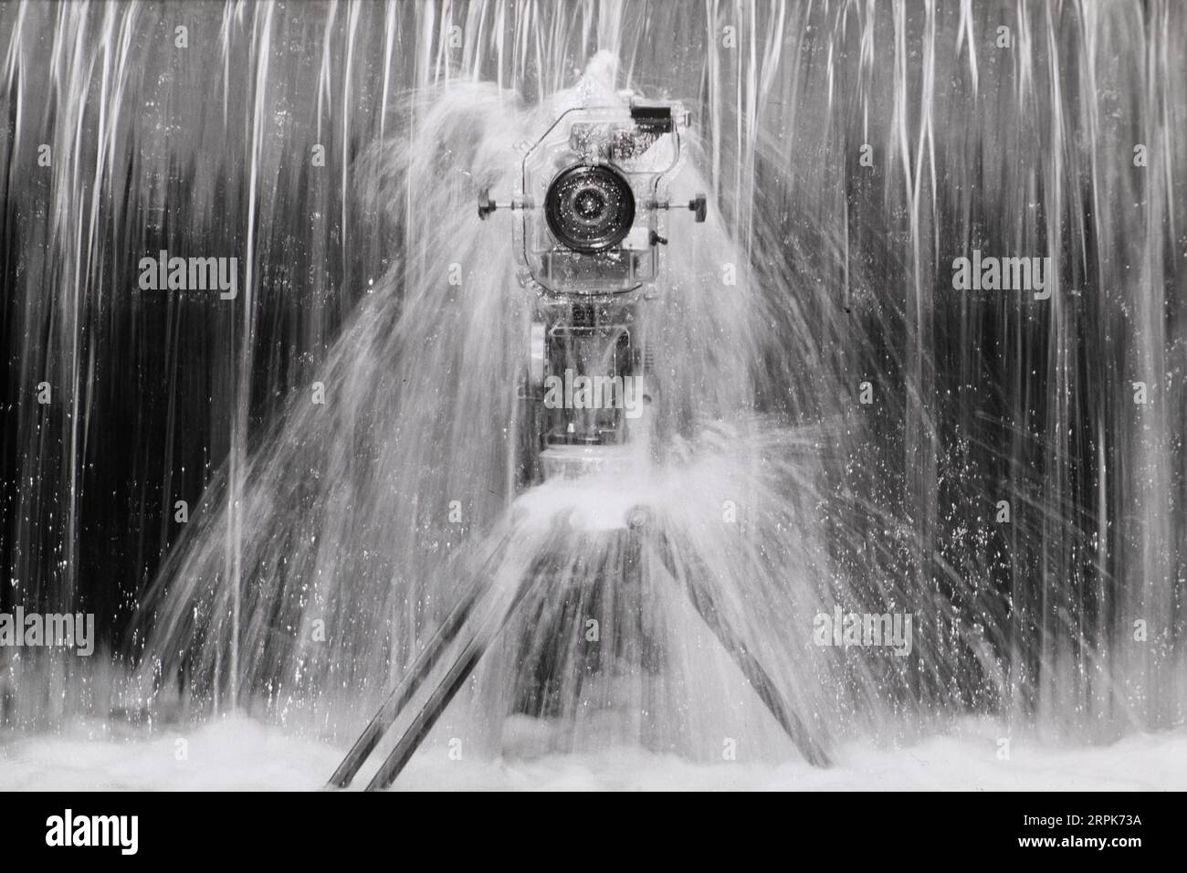 La straordinaria natura morta in bianco e nero di una videocamera sotto una cascata Foto Stock