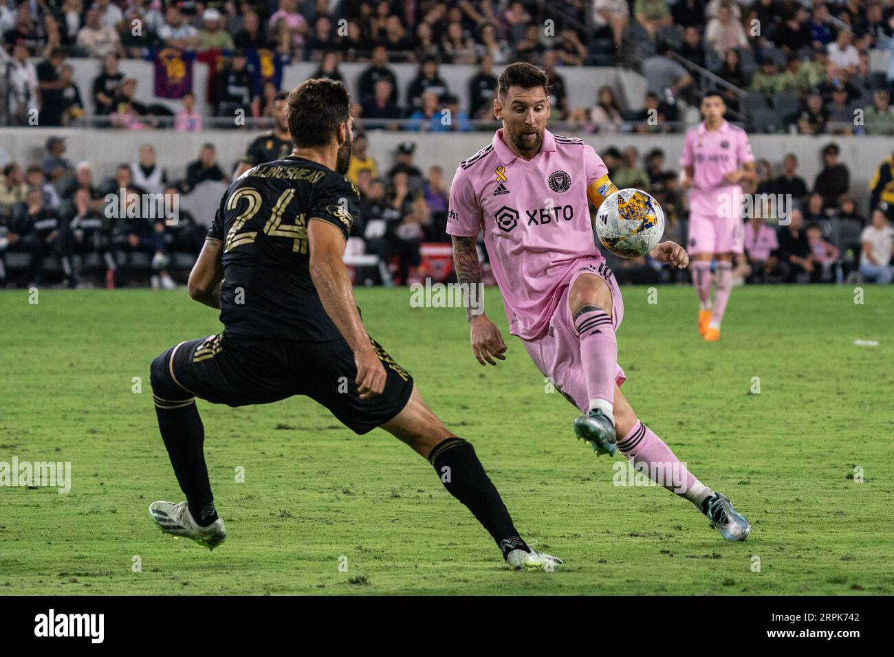 L'attaccante dell'Inter Miami Lionel messi (10) è difeso dal centrocampista del LAFC Ryan Hollingshead (24) durante un match della MLS, domenica 3 settembre 2023, alla BMO Foto Stock