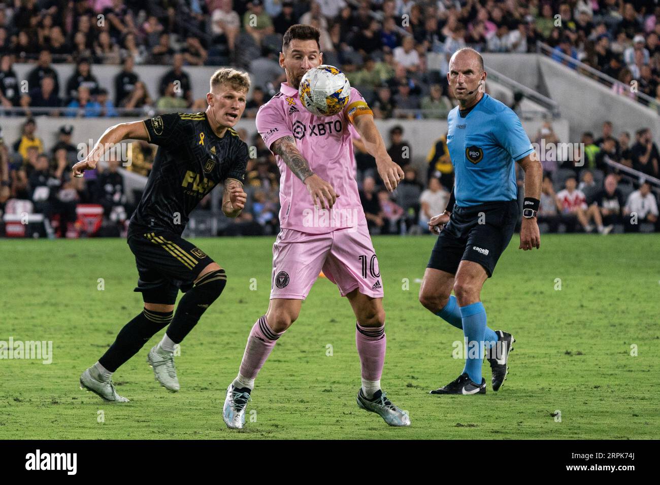 L'Inter Miami attaccante Lionel messi (10) ottiene possesso durante una partita MLS contro il LAFC, domenica 3 settembre 2023, al BMO Stadium di Los Angeles, Foto Stock