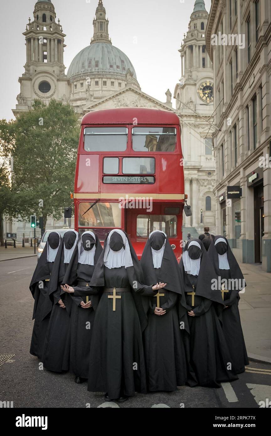 Londra, Regno Unito. 5 settembre 2023. Sette monache demoniache scendono sulla città a bordo di un autobus Routemaster con la destinazione Seven Sisters. Parte della promozione e celebrazione dell'imminente uscita di Warner Bros Pictures - The Nun II, con Taissa Farmiga e Bonnie Aarons, nei cinema a partire dall'8 settembre. Crediti: Guy Corbishley/Alamy Live News Foto Stock