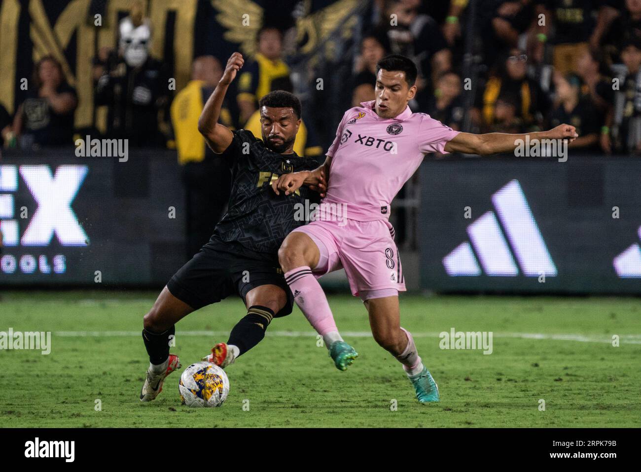 Il centrocampista di inter Miami Diego Gómez (8) e il centrocampista del LAFC Timothy Tillman (11) si scontrano per il possesso durante una partita MLS, domenica 3 settembre 2023, A. Foto Stock