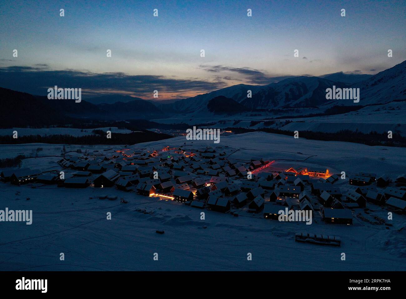 200101 -- BURQIN, 1 gennaio 2020 -- foto aerea scattata il 31 dicembre 2019 mostra il villaggio di Hemu dopo il tramonto nella contea di Burqin di Altay, nella regione autonoma di Xinjiang Uygur della Cina nordoccidentale. CHINA-XINJIANG-BURQIN-WINTER-TOURISM CN SONGXYANHUA PUBLICATIONXNOTXINXCHN Foto Stock