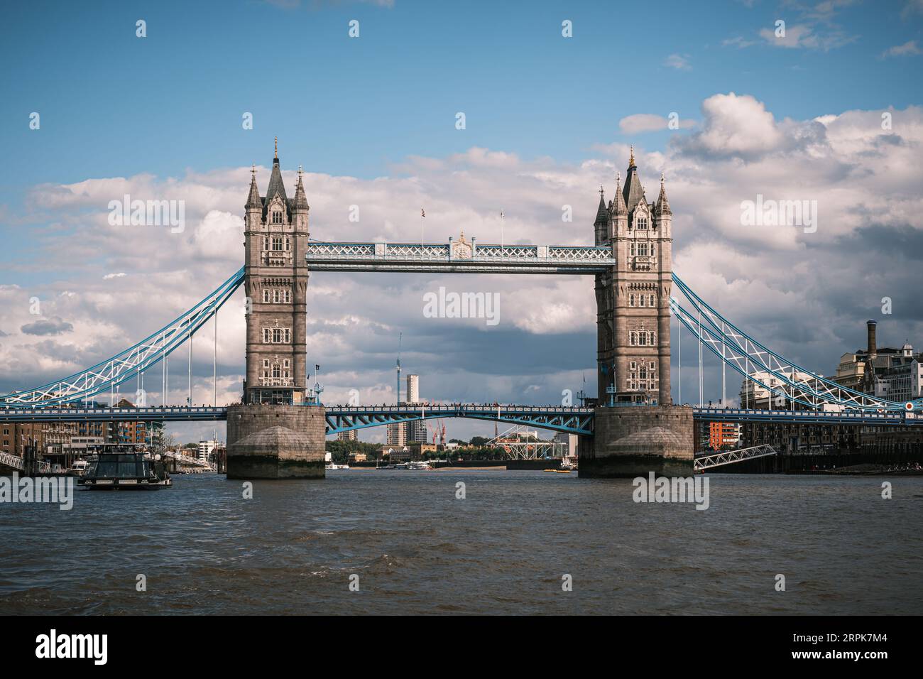 Londra, Inghilterra - 29 luglio 2023: Tower Bridge che attraversa il Tamigi a Londra, Inghilterra Foto Stock