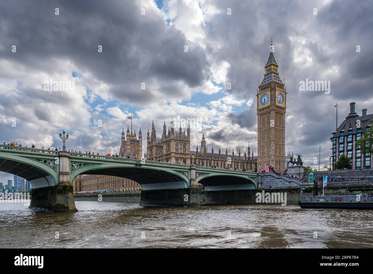 Westminster, Londra, Inghilterra - 29 luglio 2023: Immagine in bianco e nero del Big Ben e delle case del Parlamento e del Westminster Bridge sul fiume Thame Foto Stock