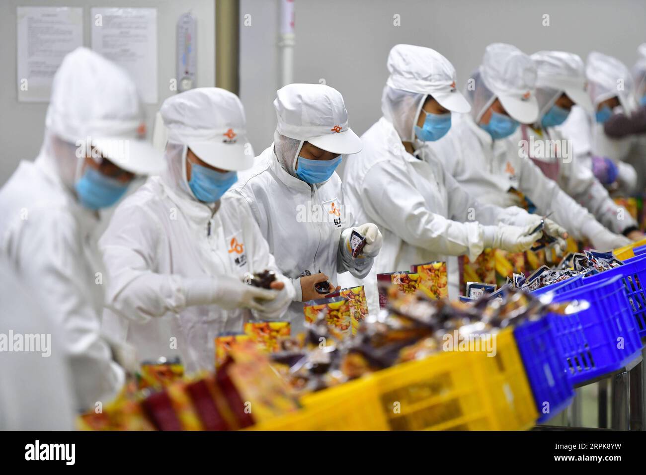 200103 -- LIUZHOU, 3 gennaio 2020 -- i lavoratori confezionano spaghetti di riso di lumaca di fiume istantanei in una fabbrica a Liuzhou, nella regione autonoma del Guangxi Zhuang nel sud della Cina, 2 gennaio 2020. Combinando materiali alimentari tradizionali del popolo Han con gruppi etnici Miao e Dong, spaghetti di riso con lumaca di fiume, o Luosifen in cinese, è un piatto di spaghetti di riso bolliti con germogli di bambù sottaceto, rapa secca, verdure fresche e arachidi nella zuppa di lumaca di fiume speziata. La specialità, la cui creazione è stata elencata come parte del patrimonio culturale immateriale del Guangxi nel 2008, è diventata uno dei piatti più ricercati dopo il successo Foto Stock