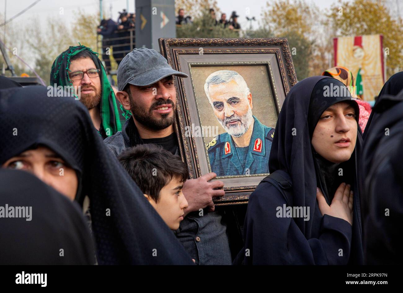 200103 -- TEHERAN, 3 gennaio 2020 -- Un uomo ha una foto del comandante iraniano Qasem Soleimani durante una protesta a Teheran, Iran, il 3 gennaio 2020. Un attacco nei pressi dell'aeroporto internazionale di Baghdad venerdì ha ucciso il comandante iraniano Qasem Soleimani e Abu Mahdi al-Muhamdis, il vice capo delle forze paramilitari irachene Hashd Shaabi. Foto di /Xinhua IRAN-TEHERAN-QASEM SOLEIMANI-PROTESTA AhmadxHalabisaz PUBLICATIONxNOTxINxCHN Foto Stock