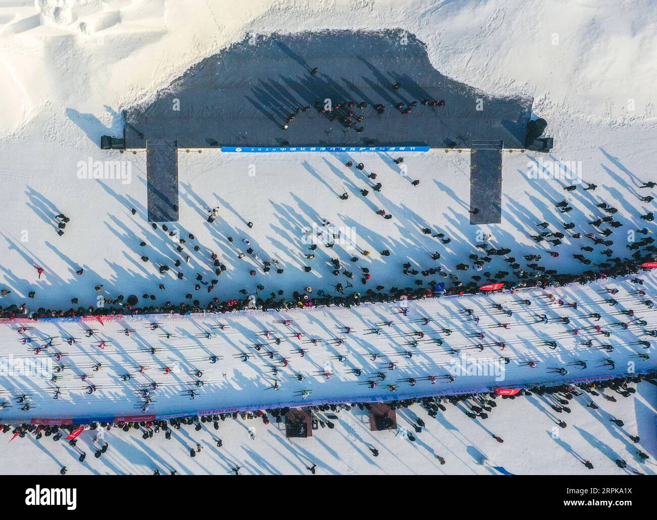 200105 -- PECHINO, 5 gennaio 2020 -- foto aerea scattata il 4 gennaio 2020 mostra gli atleti che partecipano alla gara di sci di fondo a Changchun Jingyuetan International Vasaloppet Ski Festival a Changchun, capitale della provincia di Jilin della Cina nord-orientale. XINHUA FOTO DEL GIORNO XuxChang PUBLICATIONxNOTxINxCHN Foto Stock