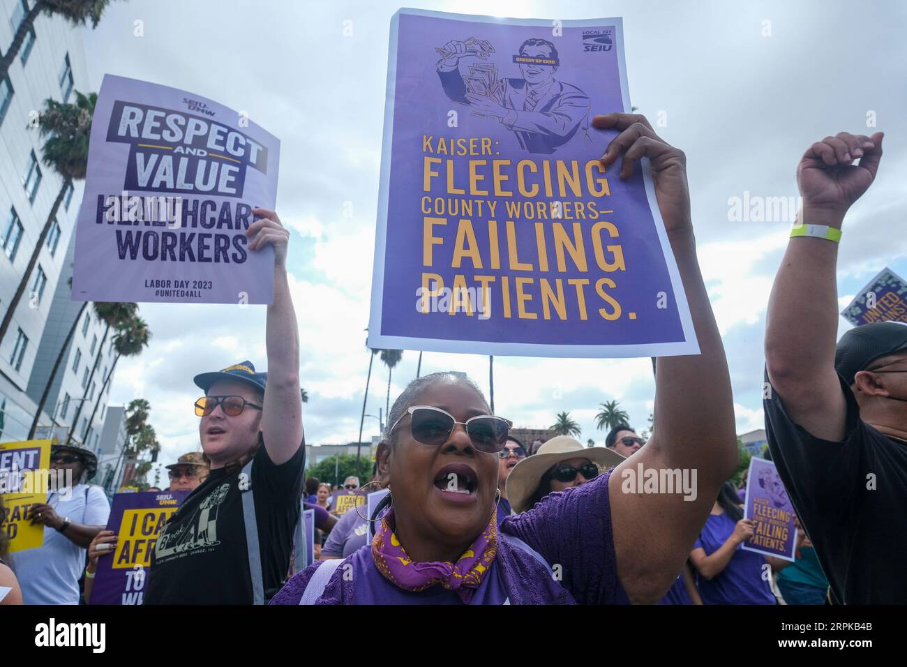 Los Angeles, Stati Uniti. 4 settembre 2023. Operatori sanitari e sostenitori marciano fuori dal Kaiser permanente Los Angeles Medical Center durante una marcia del Labor Day. Credito: SOPA Images Limited/Alamy Live News Foto Stock