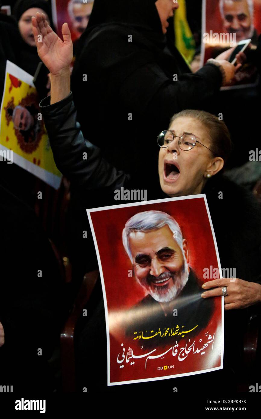 200105 -- BEIRUT, 5 gennaio 2020 Xinhua -- Un sostenitore grida slogan durante una manifestazione per Qassem Soleimani nella periferia meridionale di Beirut, Libano, il 5 gennaio 2020. Il leader di Hezbollah Sayyed Hassan Nasrallah ha esortato domenica i suoi combattenti ad attaccare i soldati statunitensi nella regione per rappresaglia per l'assassinio del comandante iraniano Qassem Soleimani da parte degli Stati Uniti. Foto di Bilal Jawich/Xinhua LEBANON-BEIRUT-SOLEIMANI-RALLY PUBLICATIONxNOTxINxCHN Foto Stock