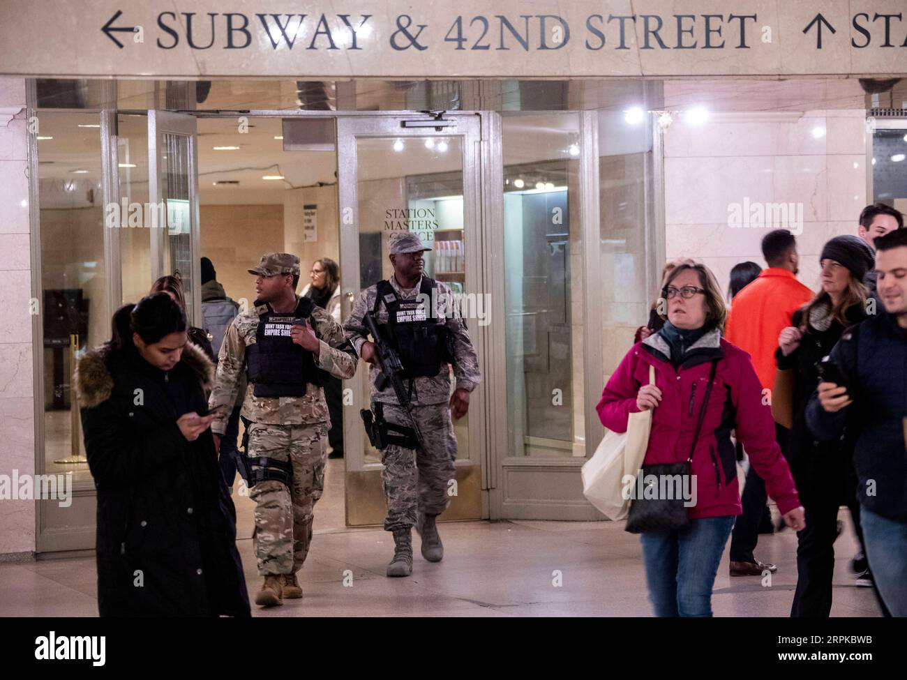 200107 -- NEW YORK, 7 gennaio 2020 -- membri della Joint Task Force Patrol al Grand Central Terminal di New York, negli Stati Uniti, 6 gennaio 2020. New York City NYC ha intensificato la sicurezza in luoghi chiave a seguito dell'uccisione mirata del comandante iraniano Qasem Soleimani da parte di un attacco aereo statunitense in Iraq. U.S.-NEW YORK-SECURITY WangxYing PUBLICATIONxNOTxINxCHN Foto Stock