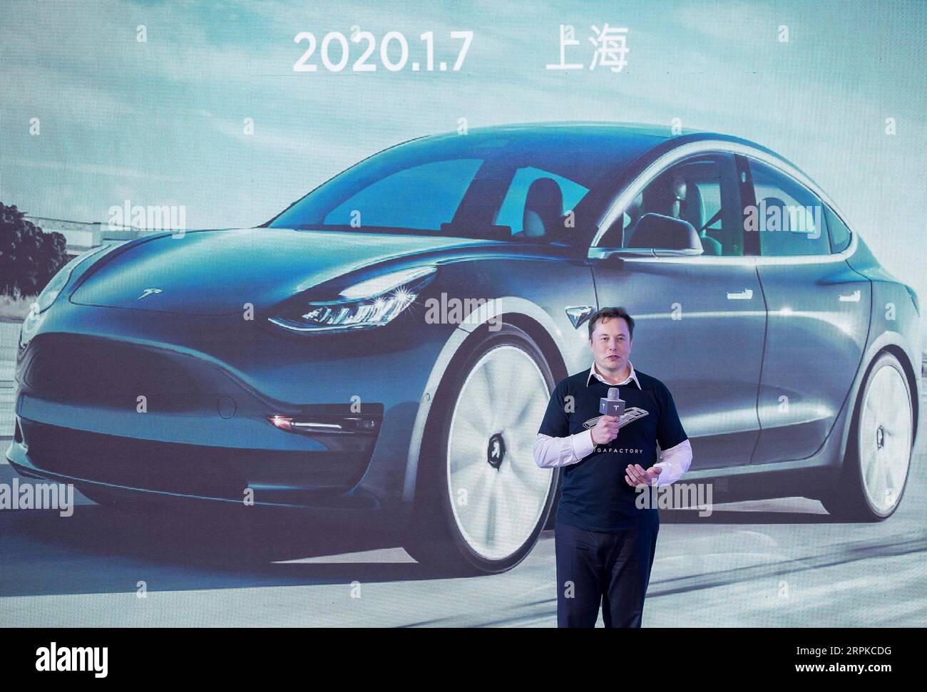 200107 -- SHANGHAI, 7 gennaio 2020 -- il CEO di Tesla Elon Musk parla alla cerimonia di consegna di Tesla Model 3 fabbricata in Cina a Shanghai, nella Cina orientale, 7 gennaio 2020. La casa automobilistica elettrica statunitense Tesla ha ufficialmente consegnato al pubblico il primo lotto di 10 berline Model 3 Made in China martedì pomeriggio, un anno dopo che l'azienda ha aperto le porte al suo primo stabilimento all'estero. L'azienda ha anche annunciato il lancio di un progetto per la produzione di veicoli Model Y nella sua gigafactory di Shanghai. CHINA-SHANGHAI-TESLA-GIGAFACTORY-MODELLO 3 CN DINGXTING PUBLICATIONXNOTXINXCHN Foto Stock