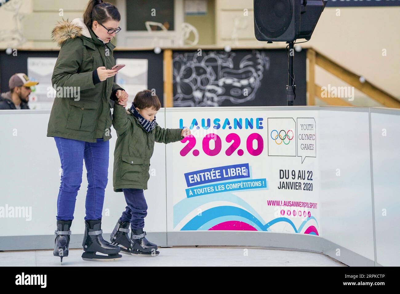 200108 -- LOSANNA, 8 gennaio 2020 -- la gente pattina davanti a un cartello di Losanna 2020 a Losanna, Svizzera, il 6 gennaio 2020. I Giochi Olimpici invernali giovanili si terranno dal 9 al 22 gennaio in Svizzera e Francia. SPSWITZERLAND-LOSANNA-III GIOCHI OLIMPICI INVERNALI GIOVANILI WANGXJIANWEI PUBLICATIONXNOTXINXCHN Foto Stock