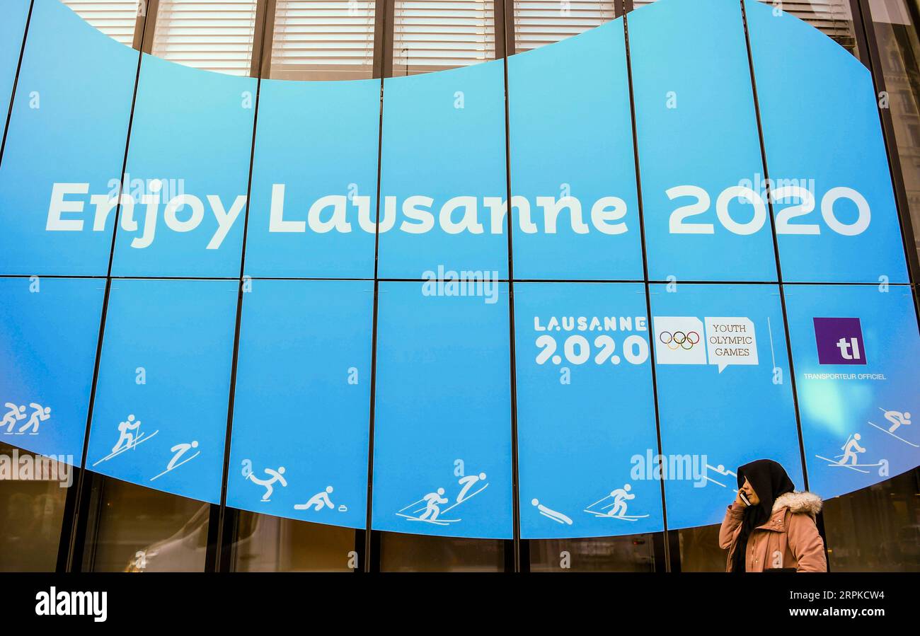 200108 -- LOSANNA, 8 gennaio 2020 -- Un pedestrain cammina davanti a un cartello con scritto Enjoy Lausanne 2020 a Losanna, Svizzera, il 6 gennaio 2020. I Giochi Olimpici invernali giovanili si terranno dal 9 al 22 gennaio in Svizzera e Francia. SPSWITZERLAND-LOSANNA-III GIOCHI OLIMPICI INVERNALI GIOVANILI LUXYANG PUBLICATIONXNOTXINXCHN Foto Stock