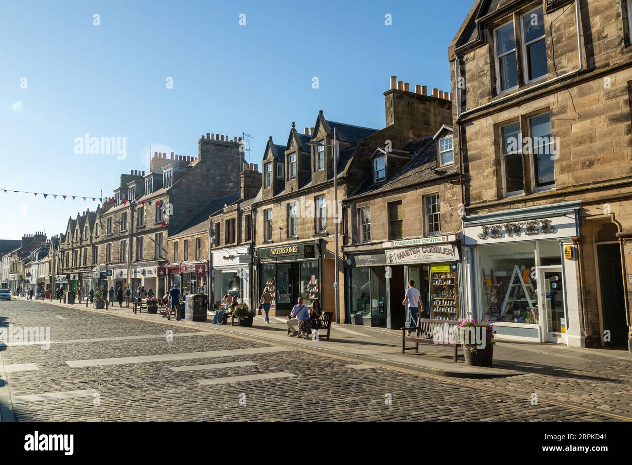 La strada acciottolata in Market Street, St Andrews, Fife, Scozia Foto Stock