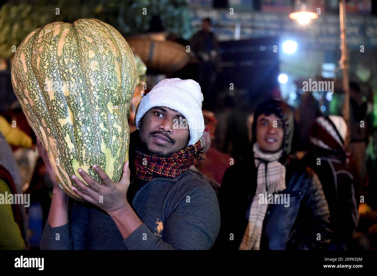 200108 -- DHAKA, 8 gennaio 2020 Xinhua -- Un venditore mostra una grande zucca in un negozio all'ingrosso a Karwan bazar a Dacca, Bangladesh, 8 gennaio 2020. Karwan Bazar è uno dei più grandi mercati all'ingrosso di Dacca. Str/Xinhua BANGLADESH-DHAKA-KARWAN BAZAR PUBLICATIONxNOTxINxCHN Foto Stock