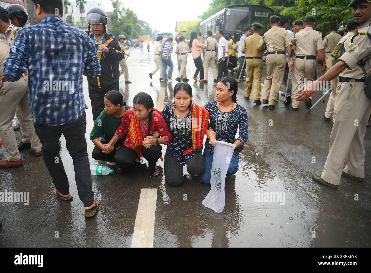 I membri e i sostenitori della TSF (Twipra Students Federation) stanno protestando e chiedendo l'introduzione di Kokborok in Roman script e l'approvazione del 125° Constitutional Amendment Bill durante il loro sciopero di 12 ore ad Agartala. Tripura, India. Foto Stock