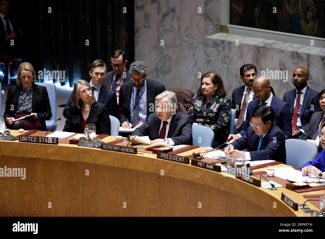 News Bilder des Tages 200109 -- NAZIONI UNITE, 9 gennaio 2020 -- Segretario generale delle Nazioni Unite Antonio Guterres C, il fronte affronta un dibattito aperto del Consiglio di sicurezza sul tema del mantenimento della pace e della sicurezza internazionale sostenendo la carta delle Nazioni Unite presso la sede delle Nazioni Unite a New York, il 9 gennaio 2020. Giovedì il Consiglio di sicurezza delle Nazioni Unite ha adottato una dichiarazione presidenziale che esortava tutti gli stati membri a rispettare pienamente la carta delle Nazioni Unite, riconoscendo al contempo l'importanza cruciale della carta per il mantenimento della pace e della sicurezza internazionali. CONSIGLIO DI SICUREZZA DELLE NAZIONI UNITE - DIBATTITO APERTO - CHA DELLE NAZIONI UNITE Foto Stock