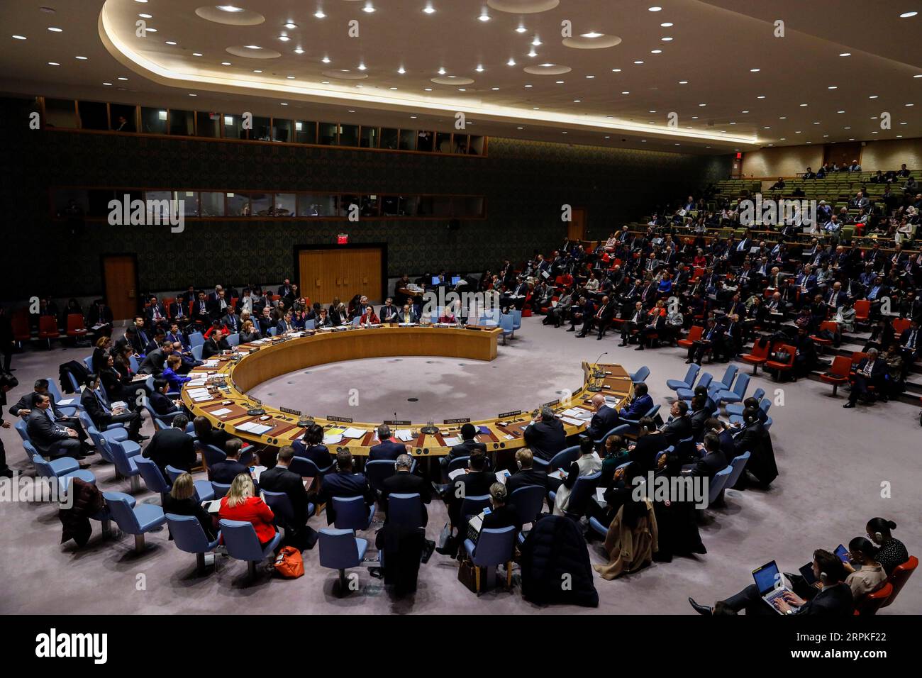 200109 -- NAZIONI UNITE, 9 gennaio 2020 -- foto scattata il 9 gennaio 2020 mostra un dibattito aperto del Consiglio di sicurezza sul tema del mantenimento della pace e della sicurezza internazionali, sostenendo la carta delle Nazioni Unite presso la sede delle Nazioni Unite a New York. Giovedì il Consiglio di sicurezza delle Nazioni Unite ha adottato una dichiarazione presidenziale che esortava tutti gli stati membri a rispettare pienamente la carta delle Nazioni Unite, riconoscendo al contempo l'importanza cruciale della carta per il mantenimento della pace e della sicurezza internazionali. DIBATTITO APERTO DEL CONSIGLIO DI SICUREZZA DELLE NAZIONI UNITE - CARTA DELLE NAZIONI UNITE LIXMUZI PUBLICATIONXNOTXINXCHN Foto Stock
