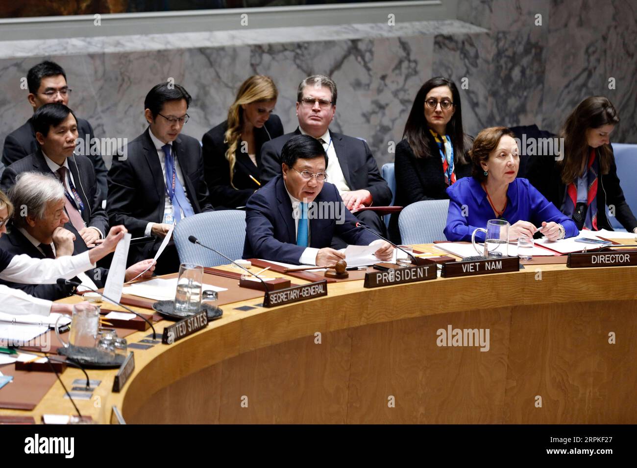 200109 -- NAZIONI UNITE, 9 gennaio 2020 -- Vice primo ministro vietnamita e Ministro degli affari Esteri Pham Binh Minh C, fronte, il cui paese detiene la presidenza del Consiglio di sicurezza per gennaio, presiede un dibattito aperto del Consiglio di sicurezza sul tema del mantenimento della pace e della sicurezza internazionali a sostegno della carta delle Nazioni Unite presso la sede delle Nazioni Unite a New York, il 9 gennaio 2020. Giovedì il Consiglio di sicurezza delle Nazioni Unite ha adottato una dichiarazione presidenziale che esortava tutti gli stati membri a rispettare pienamente la carta delle Nazioni Unite, riconoscendo al contempo l'importanza critica della carta per il continente Foto Stock