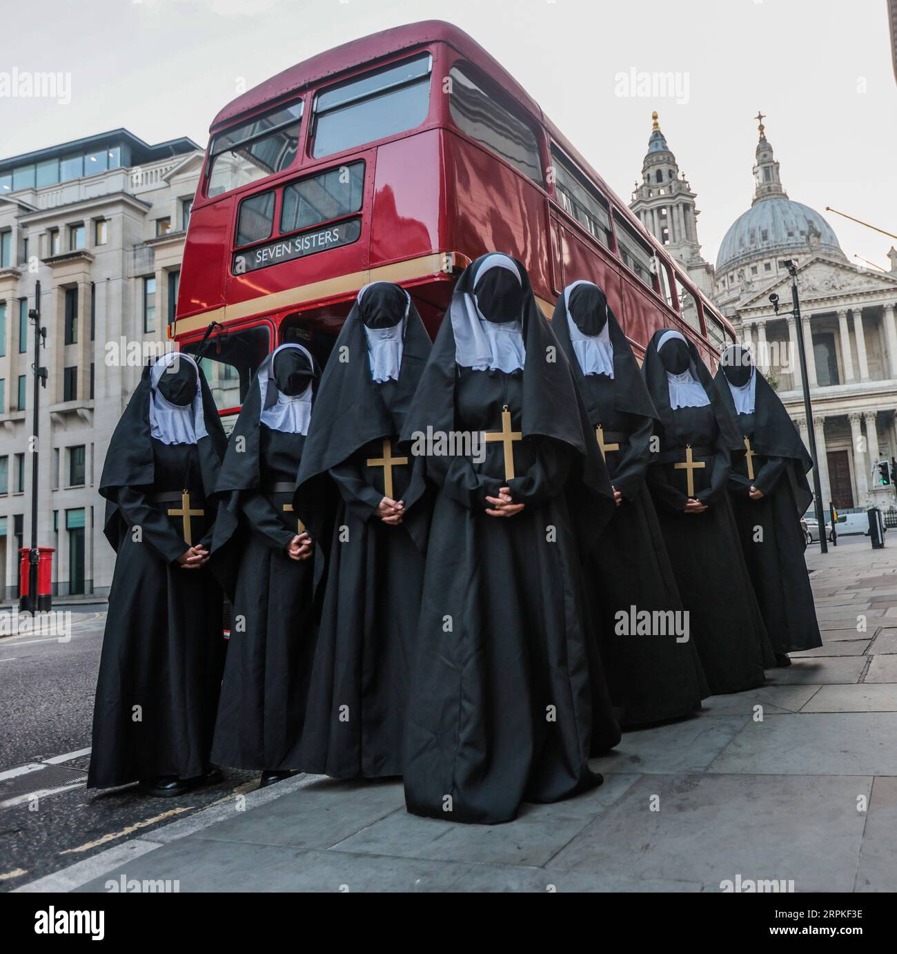 Londra, Regno Unito. 5 settembre 2023. Warner Bros stunt photocall, con 7 monache sinistre nel ponte del millennio e St Pauls, per pubblicizzare l'imminente uscita del film, The Nun II, l'8 settembre.Paul Quezada-Neiman/Alamy Live News Credit: Paul Quezada-Neiman/Alamy Live News Foto Stock