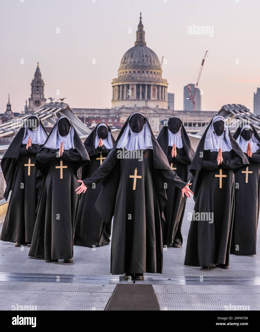 Londra, Regno Unito. 5 settembre 2023. Warner Bros stunt photocall, con 7 monache sinistre nel ponte del millennio e St Pauls, per pubblicizzare l'imminente uscita del film, The Nun II, l'8 settembre.Paul Quezada-Neiman/Alamy Live News Credit: Paul Quezada-Neiman/Alamy Live News Foto Stock