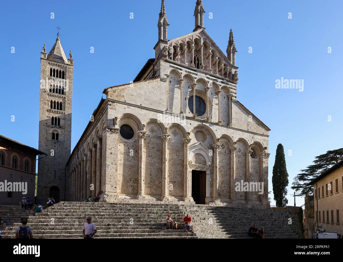 Massa Marittima, Italia - 11 settembre 2022: Cattedrale di San Cerbonius con campanile a piazza Garibaldi a massa Marittima. Italia Foto Stock