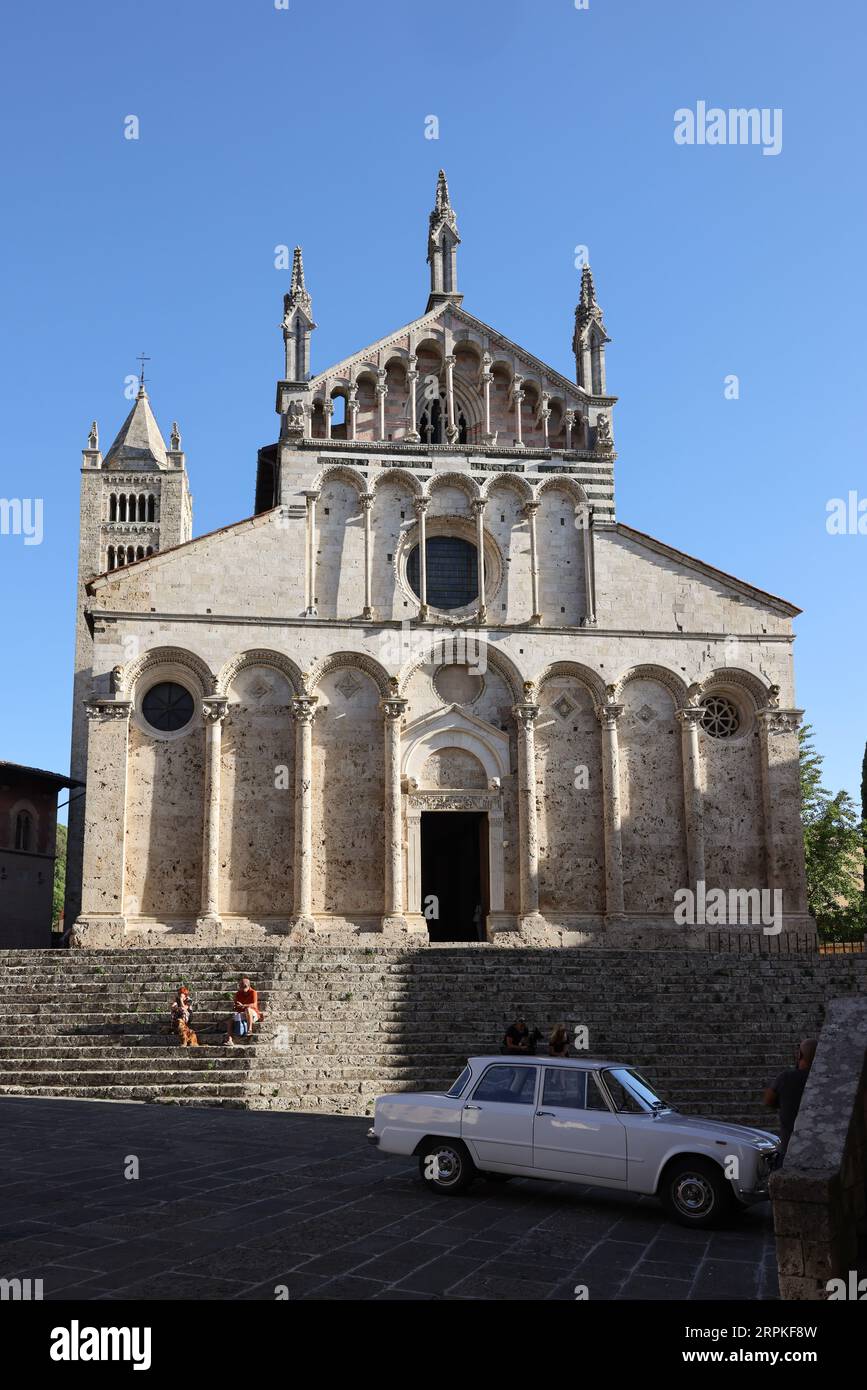 Massa Marittima, Italia - 11 settembre 2022: La Cattedrale di San Cerbonio con il Campanile in piazza Garibaldi a massa Marittima. Italia Foto Stock