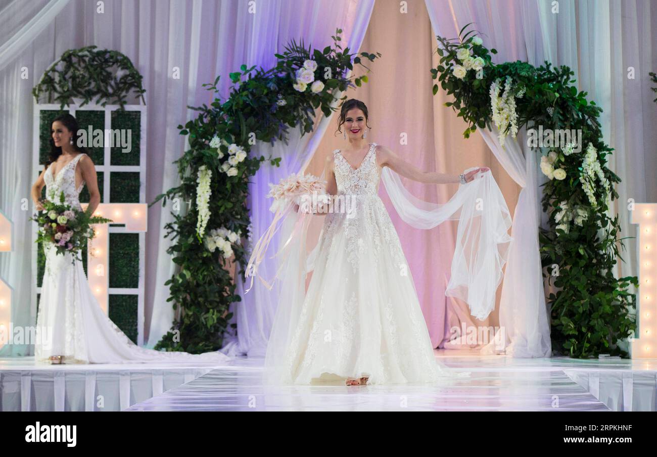 200112 -- TORONTO, 12 gennaio 2020 -- Un modelR presenta un abito da sposa durante il Canada 's Bridal Show 2020 a Toronto, Canada, 11 gennaio 2020. Lo spettacolo nuziale di tre giorni si è tenuto qui da venerdì a domenica. Foto di /Xinhua CANADA-TORONTO-ABITO DA SPOSA-SPETTACOLO NUZIALE ZouxZheng PUBLICATIONxNOTxINxCHN Foto Stock