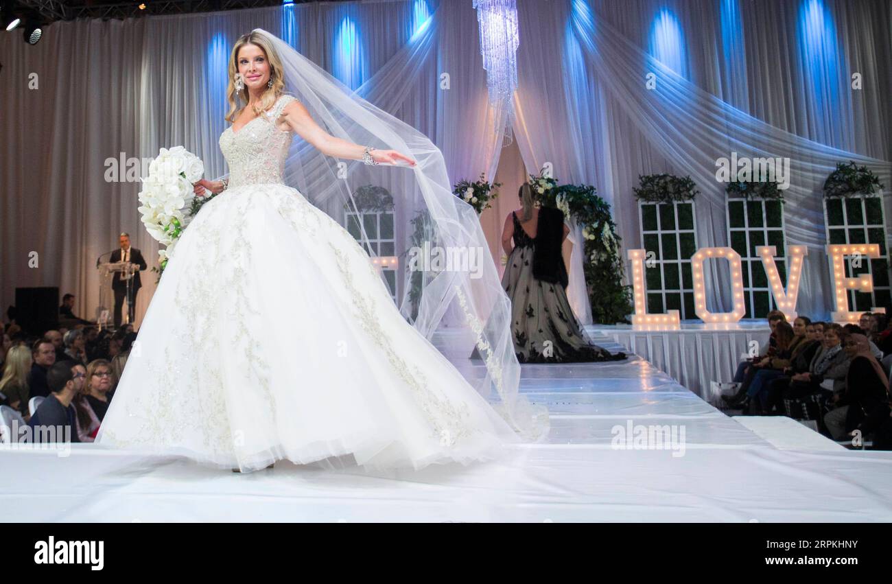 200112 -- TORONTO, 12 gennaio 2020 -- Una modella L presenta un abito da sposa durante il Canada 's Bridal Show 2020 a Toronto, Canada, 11 gennaio 2020. Lo spettacolo nuziale di tre giorni si è tenuto qui da venerdì a domenica. Foto di /Xinhua CANADA-TORONTO-ABITO DA SPOSA-SPETTACOLO NUZIALE ZouxZheng PUBLICATIONxNOTxINxCHN Foto Stock