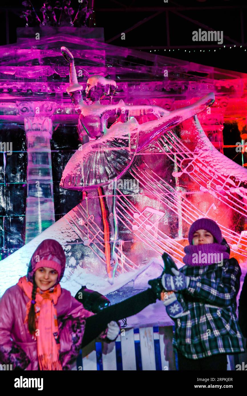 200112 -- MOSCA, 12 gennaio 2020 Xinhua -- le ragazze posano per una foto con una scultura di ghiaccio di una ballerina al festival Ice Moscow di Mosca, in Russia, 12 gennaio 2020. Al festival sono state presentate più di 100 sculture di ghiaccio, raffiguranti notevoli esempi di patrimonio nazionale russo e di successi dall'antichità fino all'era moderna. Foto di Maxim Chernavsky/Xinhua RUSSIA-MOSCA-ICE FESTIVAL DI MOSCA PUBLICATIONxNOTxINxCHN Foto Stock