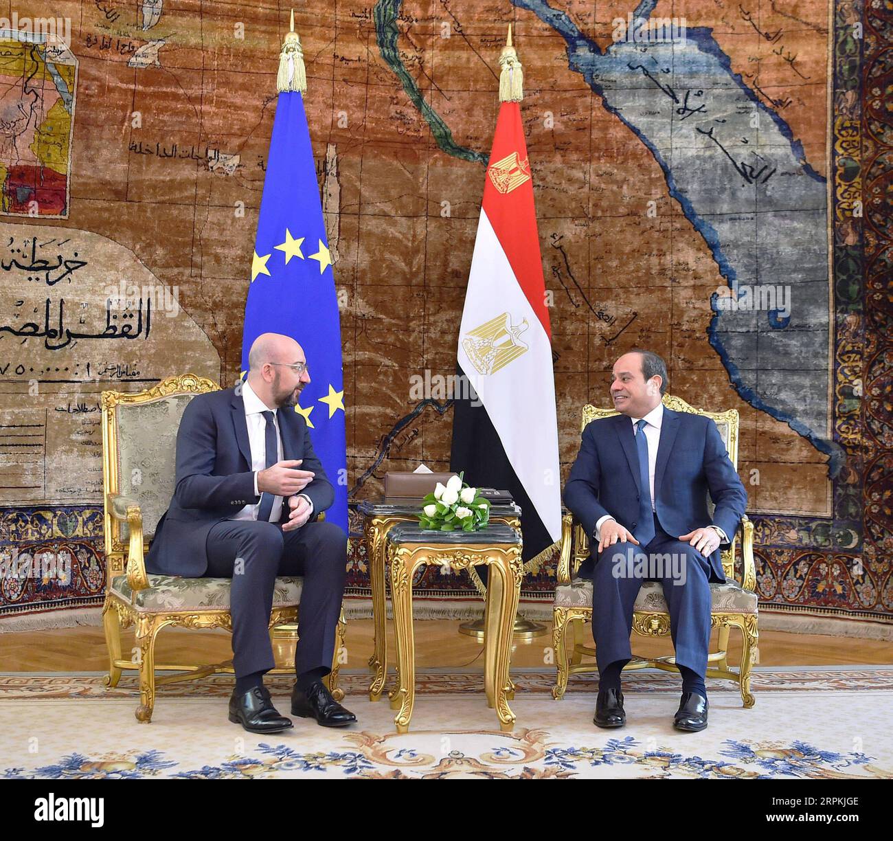 200112 -- CAIRO, 12 gennaio 2020 Xinhua -- il presidente egiziano Abdel-Fattah al-Sisi R incontra con il presidente del Consiglio europeo Charles Michel al Cairo, Egitto, 12 gennaio 2020. MENA/Handout via Xinhua EGITTO-CAIRO-EGIZIANO PRESIDENTE-CONSIGLIO EUROPEO PRESIDENTE-RIUNIONE PUBLICATIONxNOTxINxCHN Foto Stock