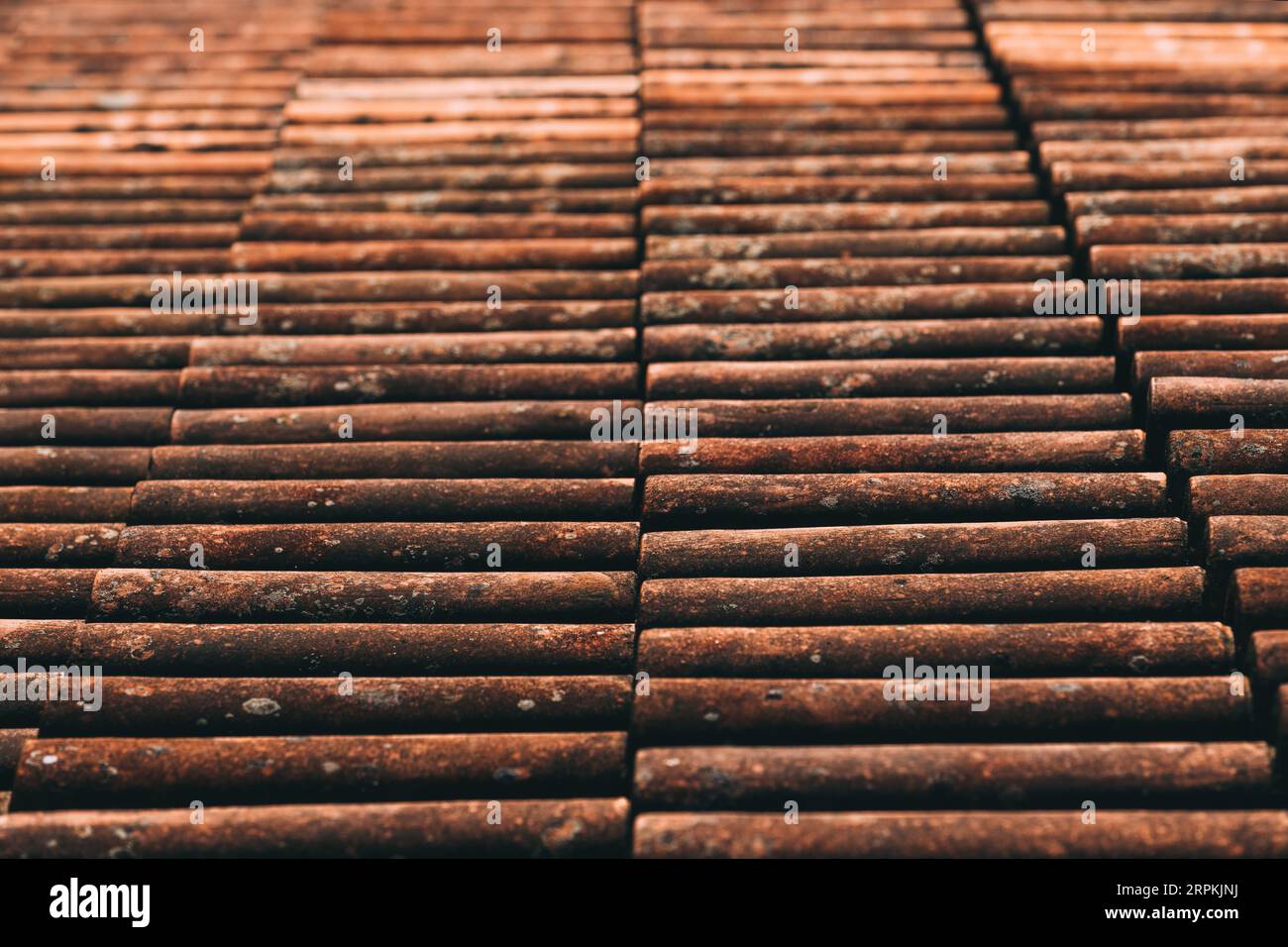 Vecchio rustico cotto tetto modello come sfondo, dettagli architettonici da Lovran, Croazia Foto Stock