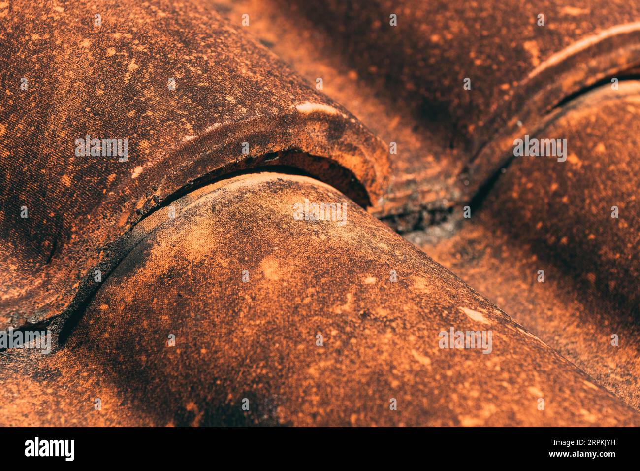 Primo piano di vecchie tegole rustiche in terracotta modello come sfondo, dettaglio architettonico da Lovran, Croazia Foto Stock