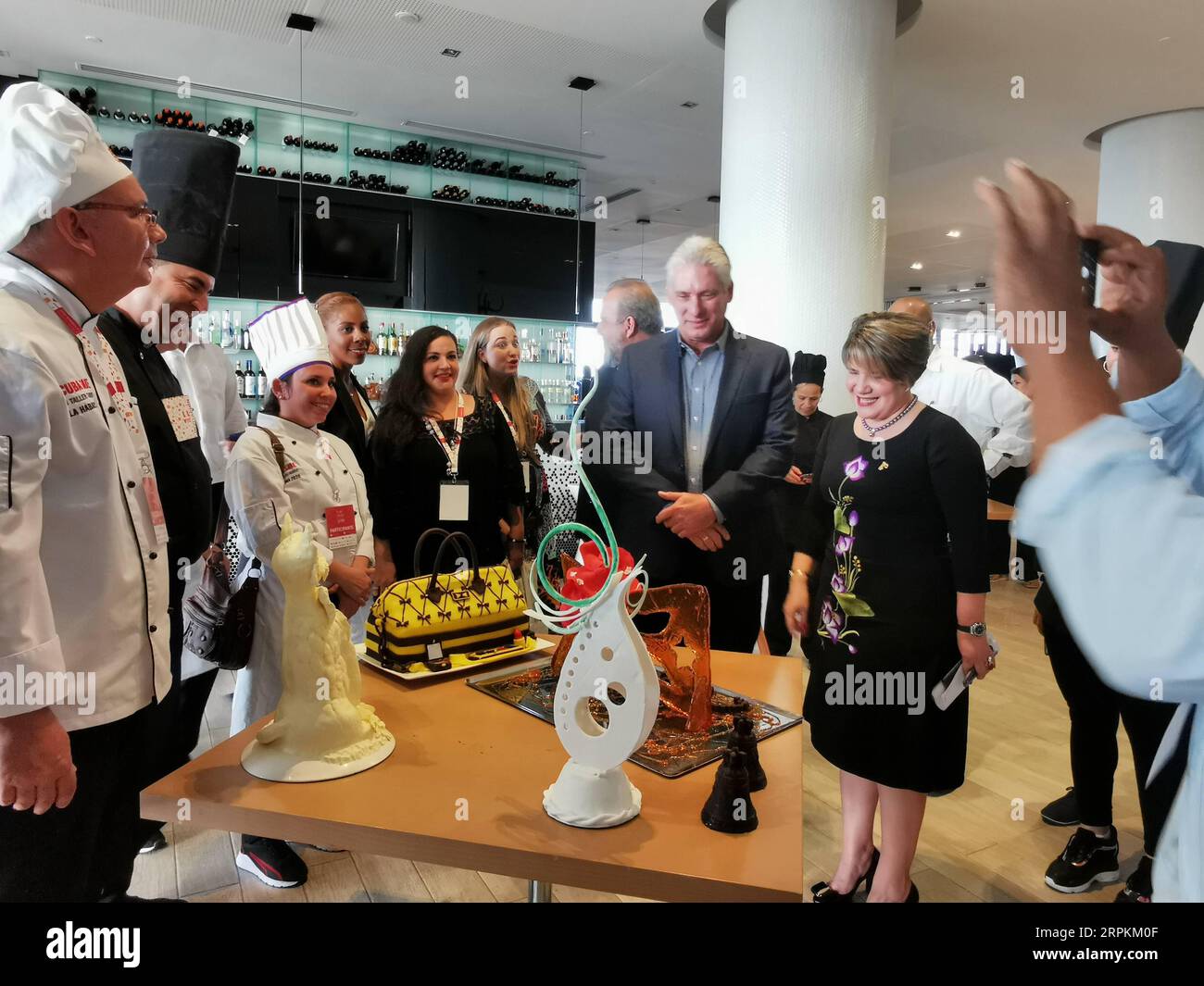 200113 -- L'AVANA, 13 gennaio 2020 -- Miguel Diaz-Canel C, presidente di Cuba, e sua moglie Lis Cuesta Peraza guardano le opere d'arte fatte con il cibo durante un laboratorio culinario a l'Avana, Cuba. 11 gennaio 2020. Cuba mira ad attirare più visitatori stranieri promuovendo la sua gastronomia, una ricca miscela di influenze culinarie spagnole, afro-caraibiche e persino asiatiche, insieme alle sue spiagge e al suo patrimonio storico. A tal fine, le autorità cubane hanno lanciato con impazienza un workshop culinario di tre giorni che ha mostrato sia la storia che l'evoluzione della cucina cubana. Il workshop si è concluso sabato tardi. PER ANDARE CON la funzione: Cuba tou Foto Stock