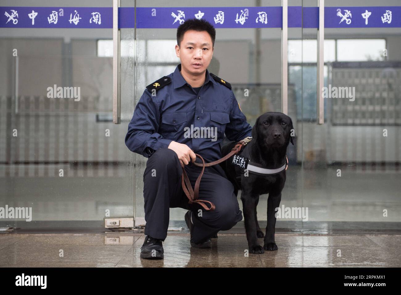 200114 -- CHANGSHA, 14 gennaio 2020 -- il cane sniffer Lufei e l'allenatore Liu Huan posano per una foto alla dogana di Changsha a Changsha, capitale della provincia di Hunan della Cina centrale, 10 gennaio 2020. Il cane sniffer Lufei alla dogana di Changsha ha svolto un ruolo importante nel rilevare gli oggetti proibiti e prevenire la diffusione di malattie animali e vegetali. Nell'anno del 2019, il cane sniffer Lufei era in servizio per 183 volte, rilevando 249 lotti di materiali pericolosi. CHINA-HUNAN-CHANGSHA-SNIFFER DOG CN CHENXSIHAN PUBLICATIONXNOTXINXCHN Foto Stock