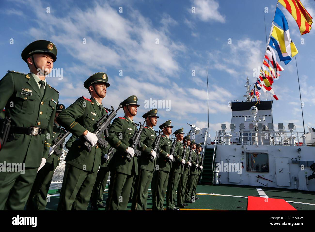 200114 -- MANILA, 14 gennaio 2020 -- i membri della Guardia Costiera Cinese CCG stanno in guardia sulla nave CCG 5204 al molo 15 a Manila, nelle Filippine, 14 gennaio 2020. La nave della CCG sta effettuando una visita ufficiale nelle Filippine per la prima volta, al fine di rafforzare il dialogo e la cooperazione in materia di applicazione della legge marittima nei due paesi. Codificata nel 5204, la nave CCG in visita è arrivata al porto di Manila martedì mattina per iniziare la sua visita amichevole di quattro giorni. Rouelle Umali FILIPPINE-MANILA-CCG-CERIMONIA DI ARRIVO-VISITA UFFICIALE WuxMali PUBLICATIONxNOTxINxCHN Foto Stock