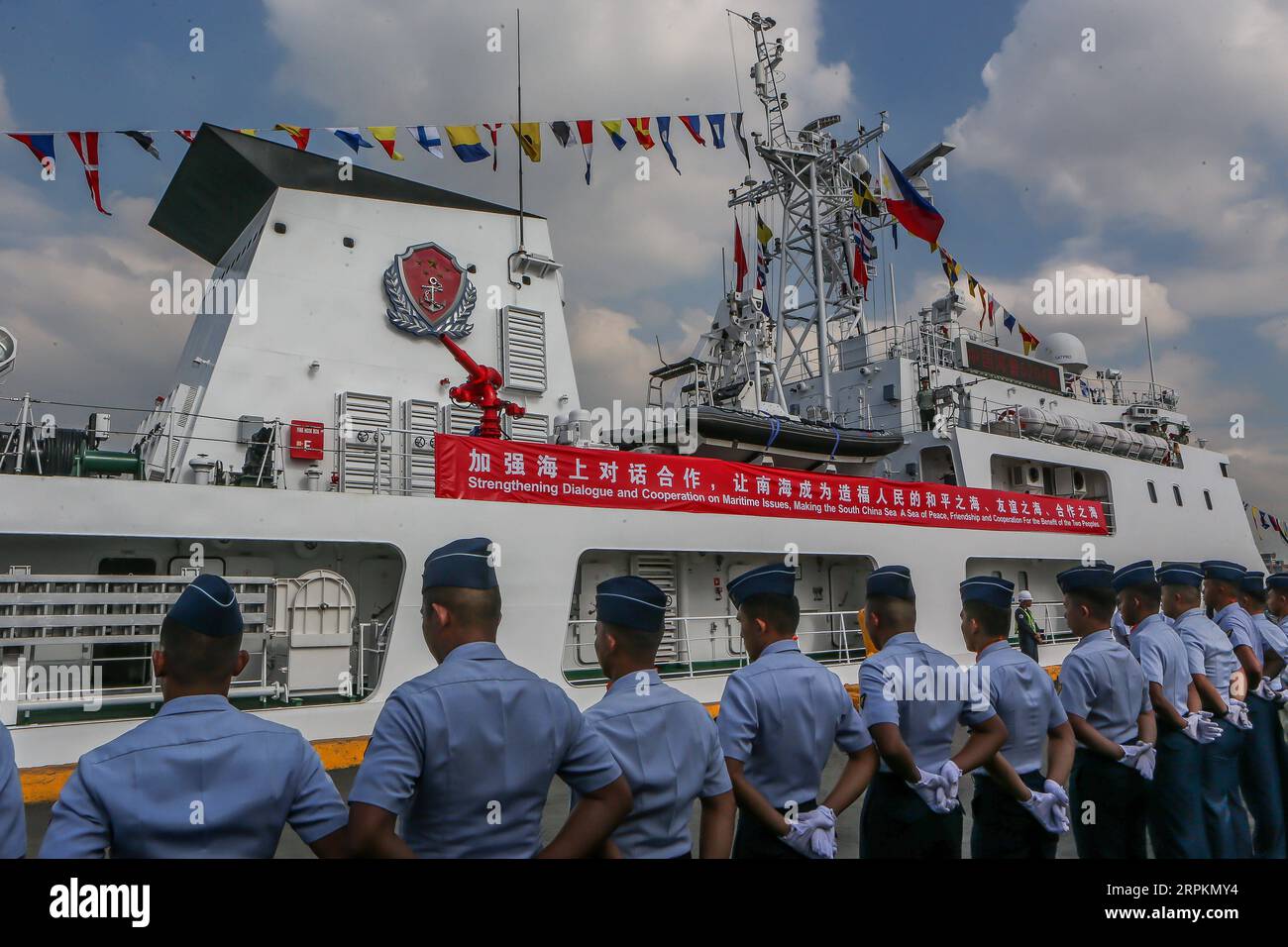 200114 -- MANILA, 14 gennaio 2020 -- foto scattata il 14 gennaio 2020 mostra la nave visitante della Guardia Costiera Cinese CCG 5204 al Pier 15 a Manila, nelle Filippine, 14 gennaio 2020. La nave della CCG sta effettuando una visita ufficiale nelle Filippine per la prima volta, al fine di rafforzare il dialogo e la cooperazione in materia di applicazione della legge marittima nei due paesi. Codificata nel 5204, la nave CCG in visita è arrivata al porto di Manila martedì mattina per iniziare la sua visita amichevole di quattro giorni. Rouelle Umali FILIPPINE-MANILA-CCG-CERIMONIA DI ARRIVO-VISITA UFFICIALE WuxMali PUBLICATIONxNOTxINxCHN Foto Stock
